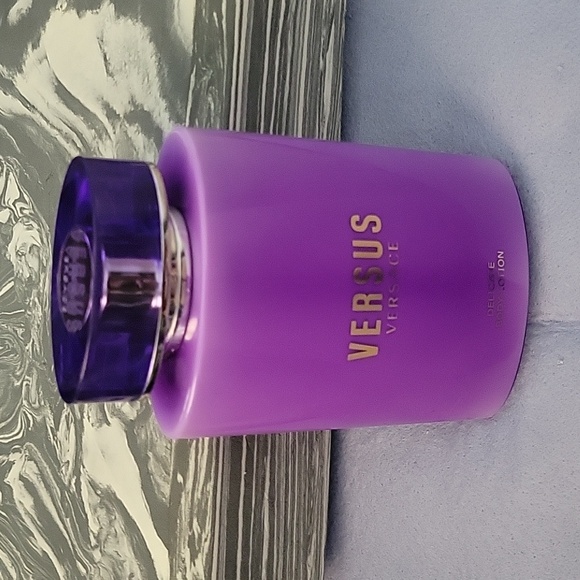 VERSUS Delicate Body Lotion 6.7 FL oz - Picture 10 of 14